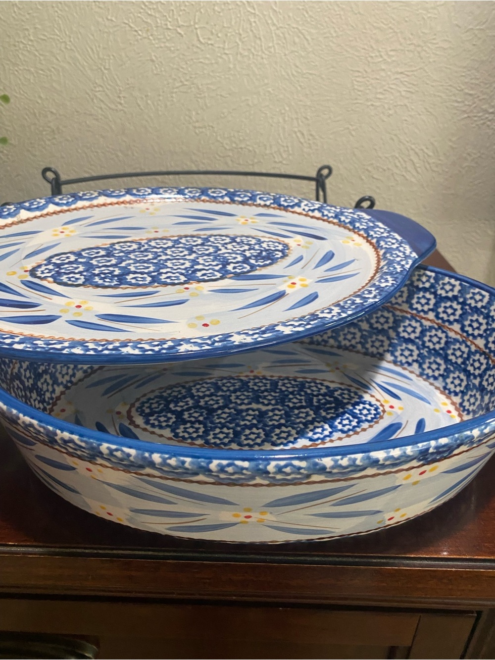 Temptations by Tara, Old World Blue, 1.5 Quart Oval Casserole Dish WithWire Rack - Picture 11 of 13